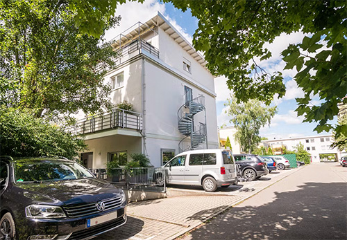 Außenansicht vom Parklatz des Hotels