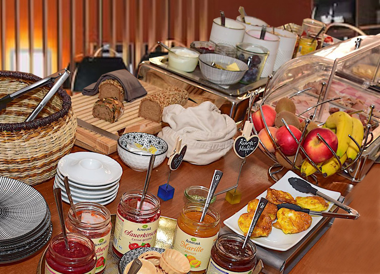 Frühstücksbuffet, mit Obst, Brot und Brotaufstrichen