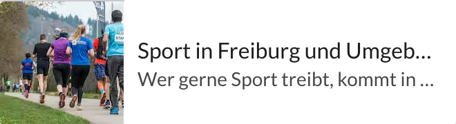 Marathonläufer rennen entlang grüner Wiesen, im Hintergrund ein kleiner Hügel mit Bäumen.