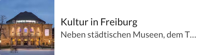 Frontansicht des Stadttheaters Freiburg bei Nacht, eindrucksvoll beleuchtet.