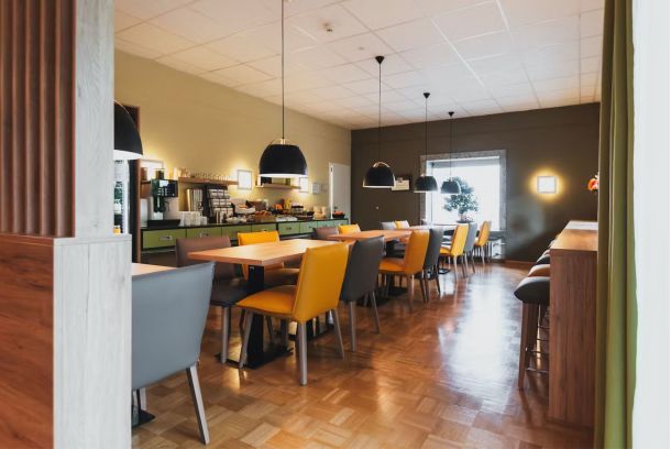 Buffet-Bereich mit einer Vielzahl an Tischen und Stühlen für Hotelgäste.