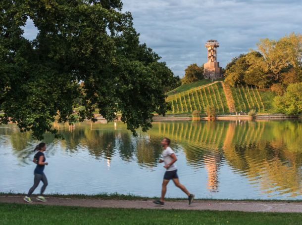 Jogger beim Laufen im Seepark, im Hintergrund der Aussichtsturm.