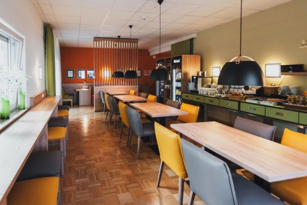 Blick auf den Buffet-Bereich und einer reichhaltigen Auswahl an Speisen.