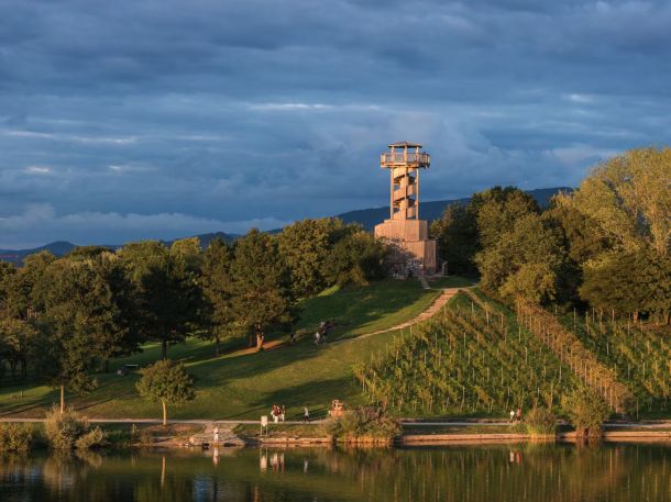 Aussichtsturm im Seepark, Natur, unter einem bewölkten Himmel.