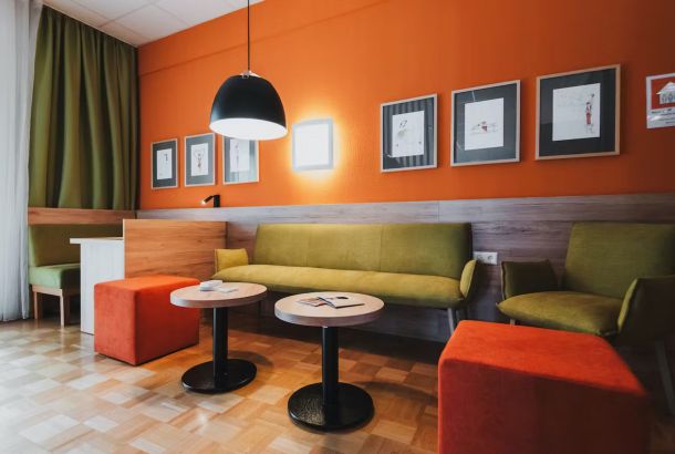 Gemütlicher Ruhebereich mit Sofa, Sessel und Bilderwand
