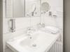 Elegantes Badezimmer mit großem Spiegel, Waschbecken und Föhn.