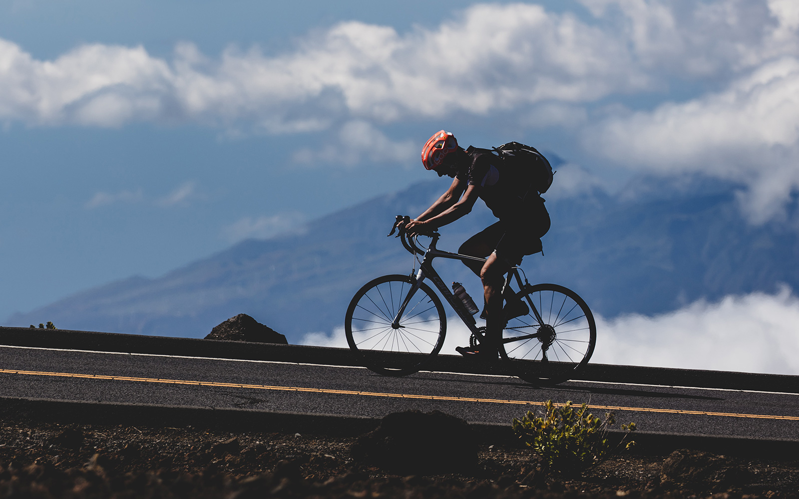 Fahrradfahrer fährt einen steilen Berg hoch